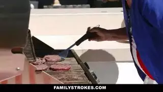 حلم الجنس الشرجي المزدوج: كلبتان مثيرتان تهاجمان شاباً محظوظاً