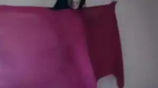 مراهقة عربية مثيرة تتباهى بجسدها وتمارس الجنس على الكاميرا