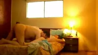 زوجة تتناك من عشيقه بينما تحدث زوجها