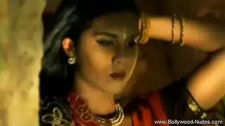 ممثلة بوليودية عاهرة تقدم رقصة حضن ثم جنس فموي