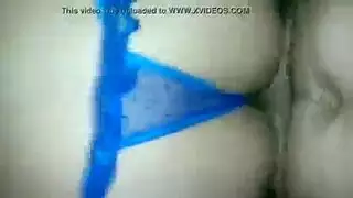 شقراء تختار شرجي مع أسود بدلاً من الاسترخاء