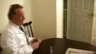 امرأة ناضجة مغراء ترتدي الدانتيل تُمارس الجنس الشرجي بخشونة