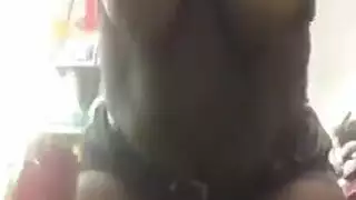 قضيب النقود الجنسي الصريح يضرب الفرج في مشهد صريح