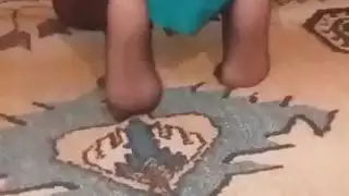 ابن ينام مع مراة ابوه