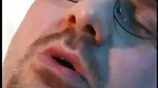 راقصة عربية مثارة تأخذ عدة زبور بعد عرضها