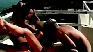 العضلات وقحة جبهة مورو مع الثدي مرح تجريد من الأحذية الصحراء لها