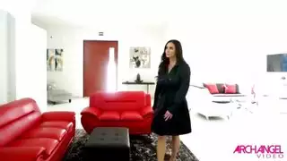 مشهد شرجي صريح لأنجيلا وايت مضروبة بقضيب جلد ضخم