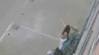 تم تصويره: ممارسة الجنس في الخارج في المدينة