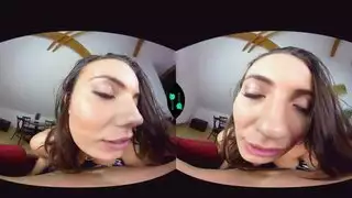 بنت جميلة بتركب علي زبر حبيبها وهو بيصورها وبيسجلها في الواقع الافتراضي