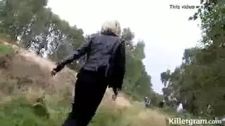 الشقراء الوقحة تأخذ قضيبًا قاسيًا بالطريقة التي تتوق إليها