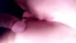 قضيب أسود يملأ فمها ومهبلها بينما والدها في الغرفة المجاورة