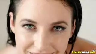 أنجيلا وايت في جلسة مثلثة قاسية