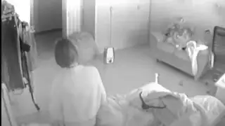  عاهرة صغيرة تبدل ملابسها وتفرد ساقيها في غرفة جديدة