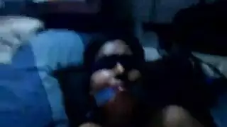 حفلة جنس متحركة: فتاة شابة محاطة بقضبان صلبة