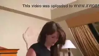 عاهرة شابة تأخذ عذريته بشغف