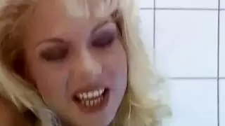 هَوَى التَبَوُّلِ الفَرْدِي: جَلْسَةٌ مُثِيرَةٌ عَلَى المِرْحَاض