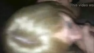 شقراء بملابس الجني تعطي مصة ثم تركب قضيب كبير مع شاب آخر