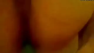 رجل إنجليزي يطلق حمولته الضخمة في مشهد إمناء داخلي غير واقعي