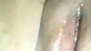 تمثيل النوم العميق بينما يملأ القضيب شرجها الضيق