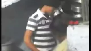 تثبيت الجارة الممتلئة لجنس خشن على السلم