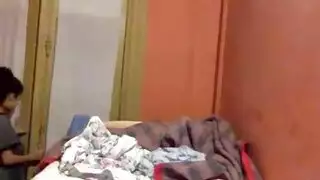 فيلم إباحي منفرد: سمراء تئن بصوت عال وهي تلمس نفسها في المنزل