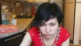 سمراء ذات أثداء صغيرة تستمتع بجلسة جماع جامحة