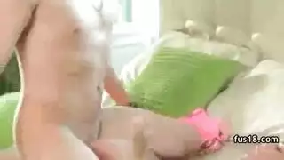 يصبح المراهق الجديد الذي يرتدي النظارات متحمسًا أكثر فأكثر للعب بلعبة جنسية