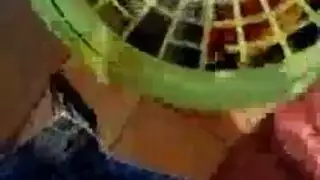 فرج مبلل في ملابس داخلية وردية وأظافر قرمزية