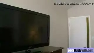 كوغر ذات أثداء كبيرة تثير فتى عذراء ليمنحها قضيبه الضخم