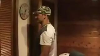 رجال أكبر سناً يمارسون الجنس الجماعي مع متحولة جنسياً