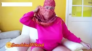 عربية مسلمة تتفجر شبقاً في بث ويبكام إباحي مباشر