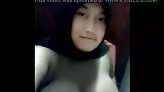 هو نائم، لكنك مستيقظة وجاهزة للقضيب