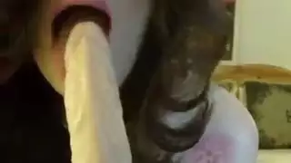 نجمة شابة تأخذ عدة قضبان في جلسة جماعية