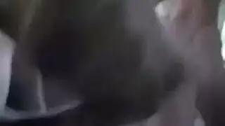 عاهرة نحيلة موشومة تمزق تنورتها الجديدة لجماع عنيف