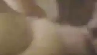 فتاة إغراء بلمعة شابة تبتلع قضيب إباحي قاس