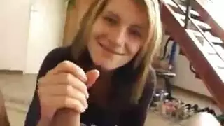 عرض فردي مغر: تداعب نفسها فوق سروالها الداخلي والجوارب لا تزال عليها