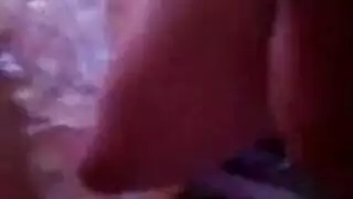 عارضة الكاميرا تومئ قبل أن تبتلع عضو إباحي قاسي