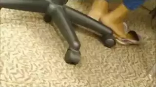 قدميها تتعرض للضرب قبل أن يأخذ قضيبها الأسود الكبير فرجها