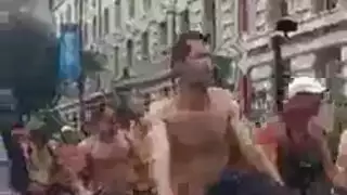 نكاح ساخن في صالون التدليك: الأزواج الخائنة تتبادل وتجري جنس جماعي