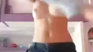 كايلي تدلك قضيبًا وهي مرتدية جواربها