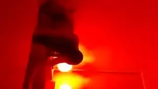 نجمه إباحية تمص قضيبًا اصطناعيًا وتُغطى بالسائل المنوي