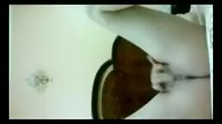 استمناء إباحي: مراهقة مثيرة تلمس فرجها الرطب في غرفة نومها