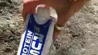 سمراء مثيرة تفتح كسها المشعر وطيزها للجنس الإباحي