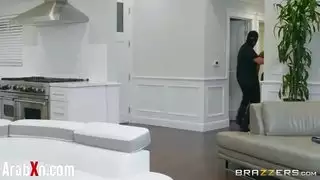 إباحية حصرية: السرقة تتحول لوضعية كلابية عنيفة مع زوجة عاهرة