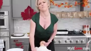 إباحية المحرمات العائلية: ابن الزوج يمارس الجنس مع زوجة أبيه الشقراء الساخنة