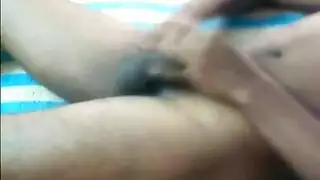 شابان يمارسان بقوة في مشهد سرير صريح