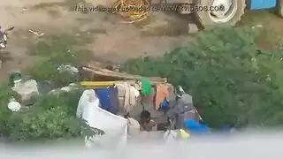 مراهقة وردية تئن بصوت عالٍ بينما يملأ الهزاز والقضيب فتحاتها