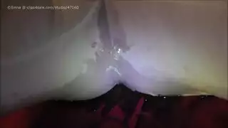 كس مبلول يترك بركة على السرير بعد فتح صريح