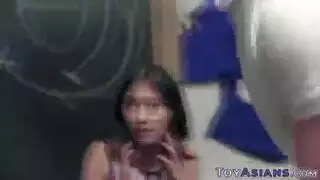 يعلم المعلم الآسيوي طلابها غريب العديد من الدروس المهمة، مع جعل الحب معه