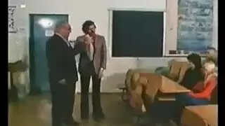 قضيب صديقها الكبير يحولها إلى فوضى من الأنين